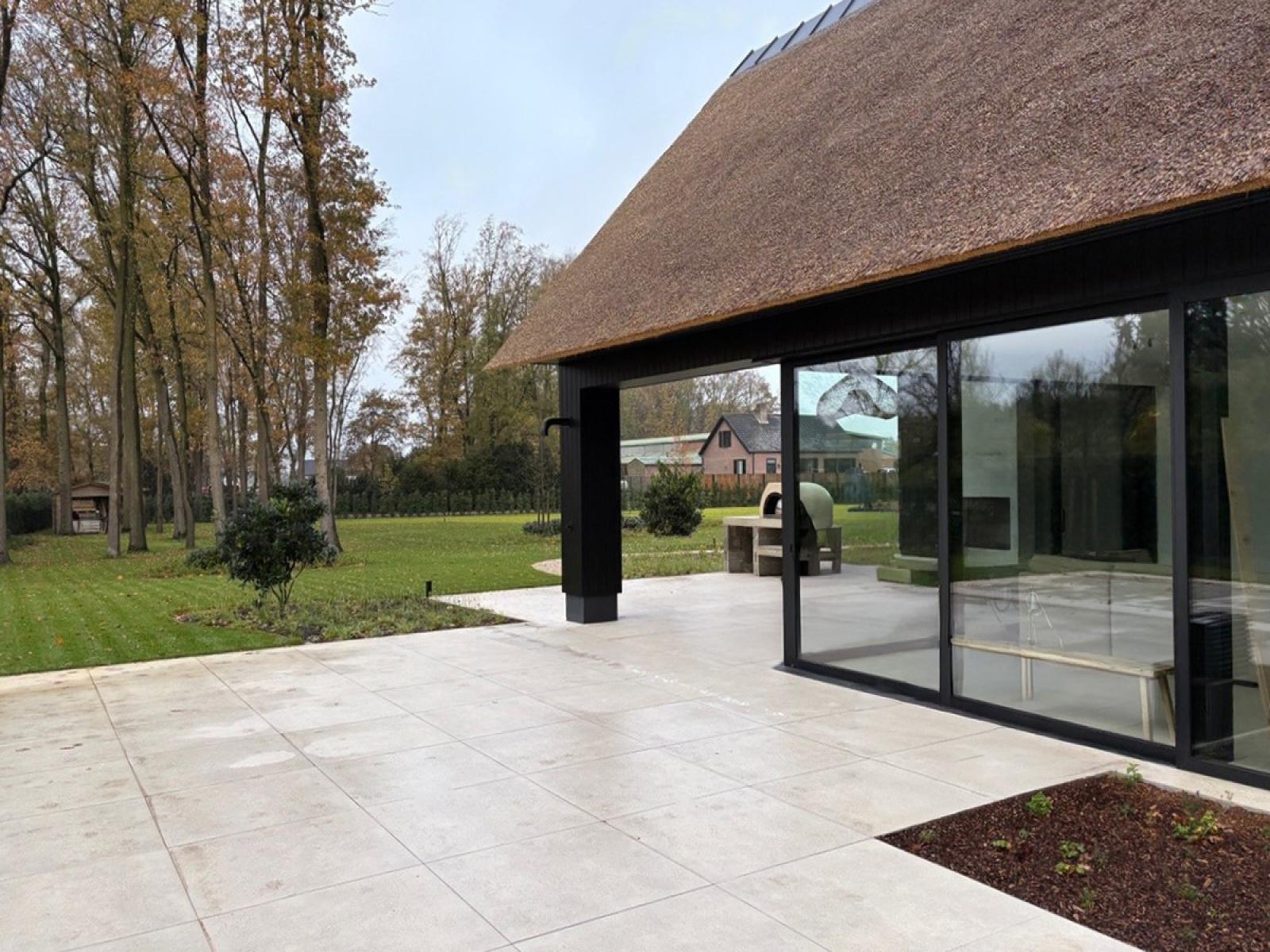 inbouw-buitendouche-altus-in-zwart_1