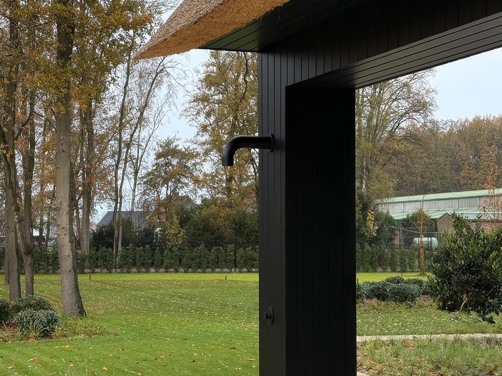 inbouw-buitendouche-altus-in-zwart_2