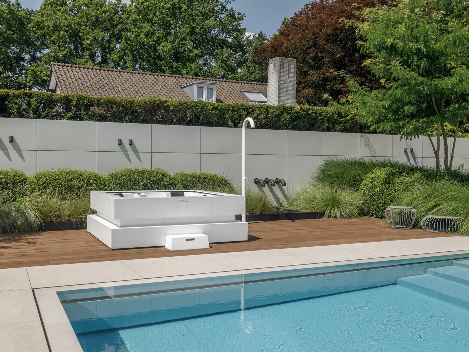 witte-buitendouche-met-witte-whirlpool_2
