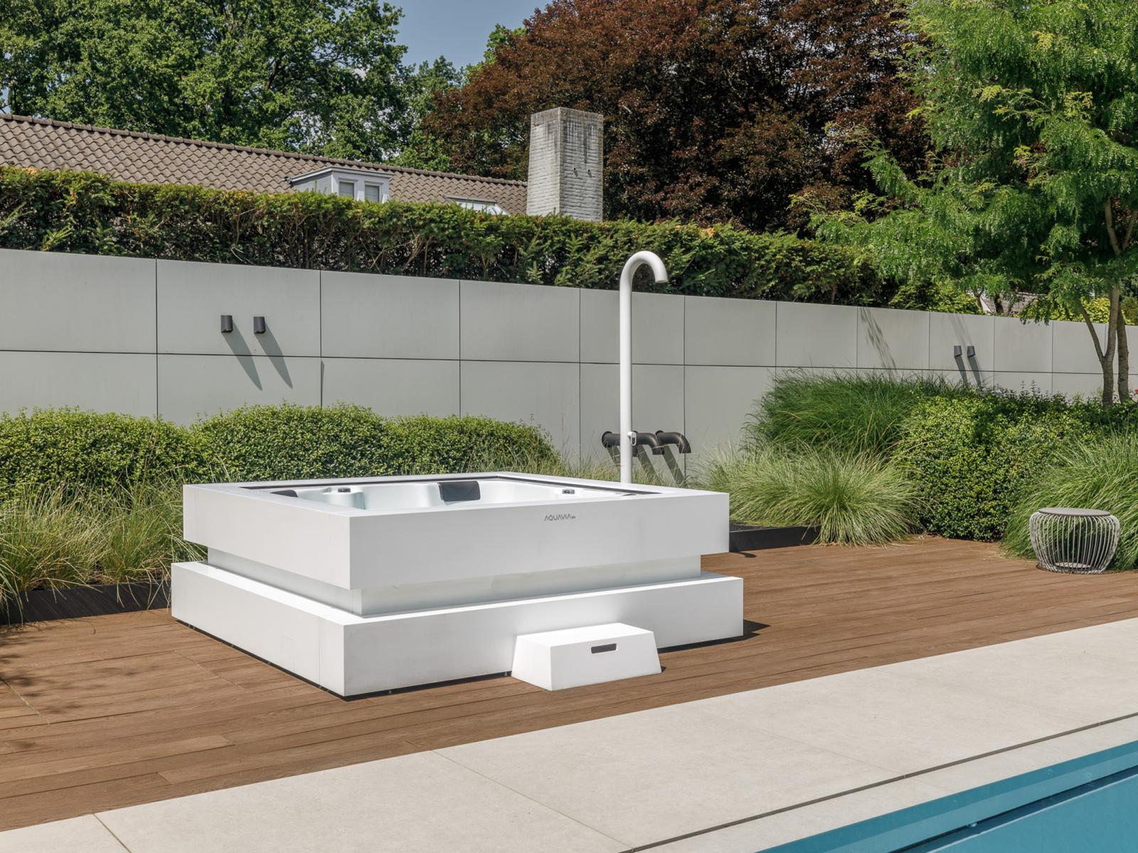 witte-buitendouche-met-witte-whirlpool_3