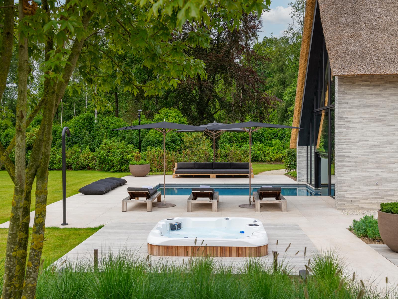 zwarte-calvus-in-wellnesstuin_1