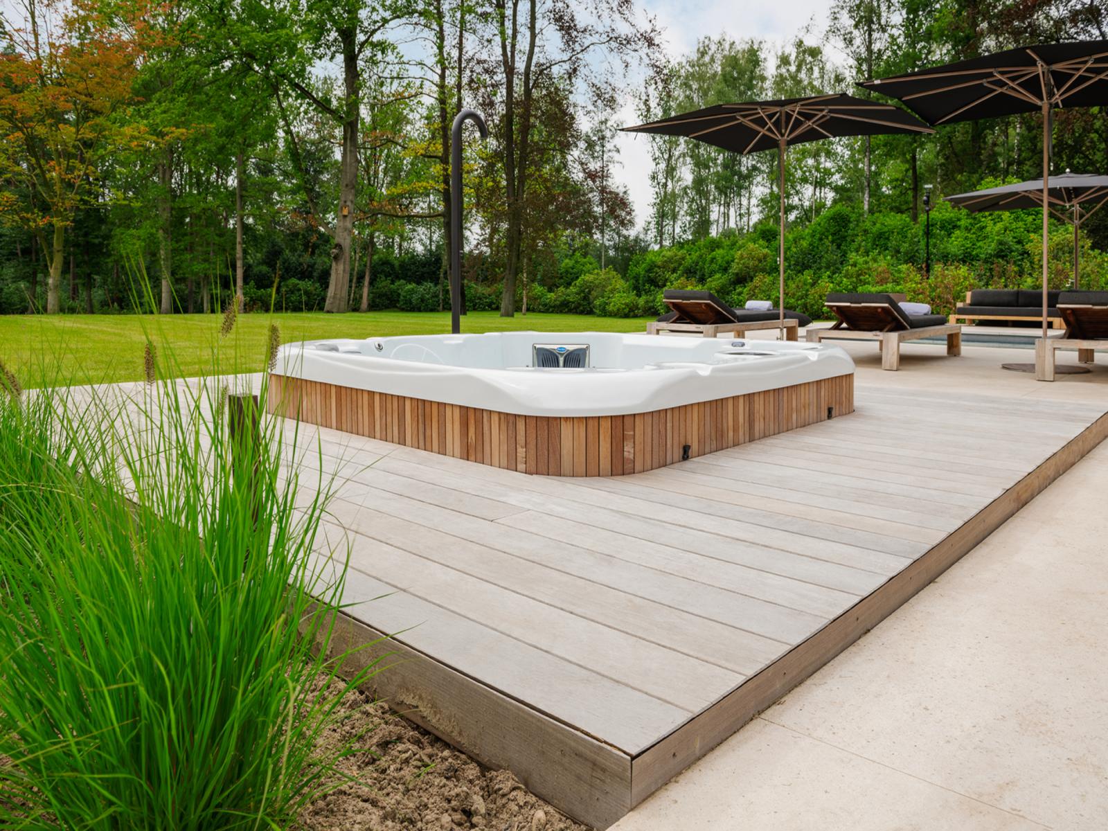 zwarte-calvus-in-wellnesstuin_2